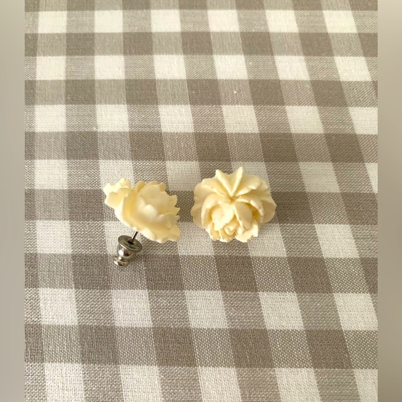 ⭐️SALE⭐️ NWOT Pretty Silver Heart & White Rose Earrings - Picture 3 of 3